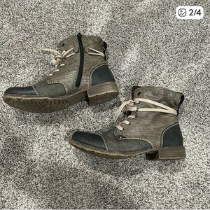 Rieker sz 40 Peyton lace up newsprint boots.